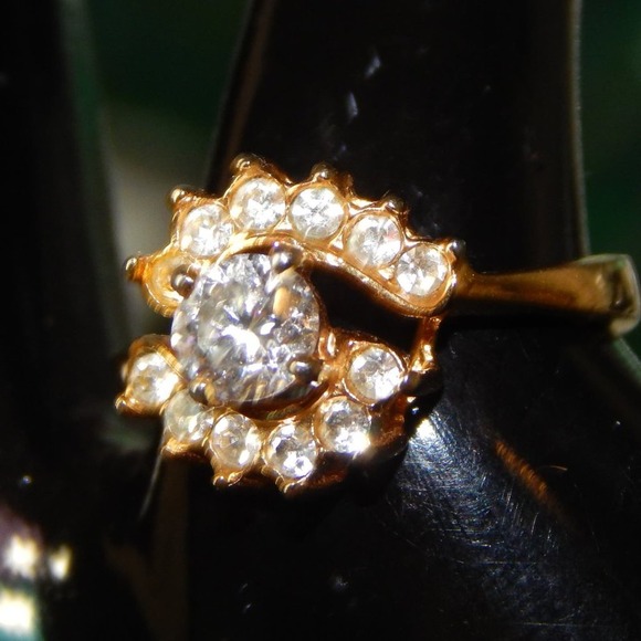 Size 7 ~ Captivating Sparkle Cubic Zirconia Ring - Picture 5 of 13